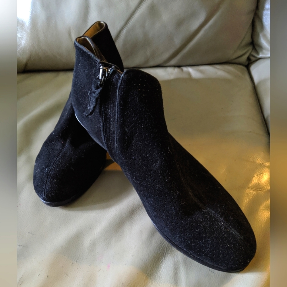 Black ankle boots with heel Softwalk Rocklin suede 1 1/2 in heel